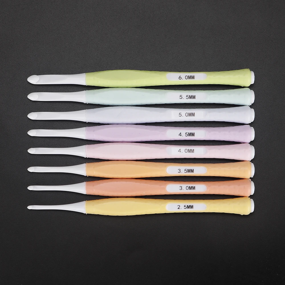 QJH 8 Size Plastic Crochet Hooks Set, Dark or Light Colors(2.5mm-6mm) Ergonomic Crochet Hooks with Case 2