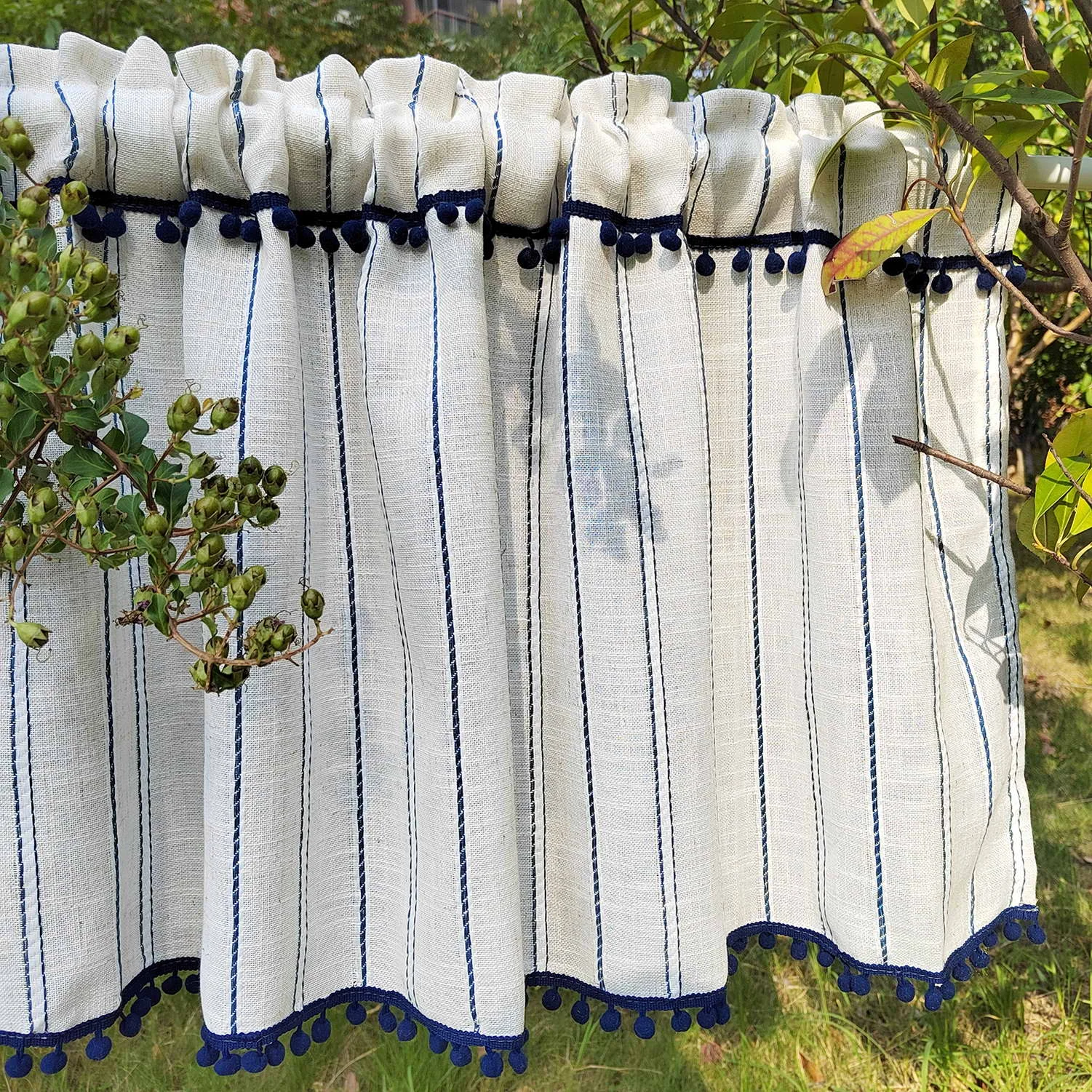 파란색 줄무늬 면 린넨 질감 짧은 커튼 부엌, 카페, 레스토랑을 위한 헤어볼 술이 있는 반투명 짧은 커튼