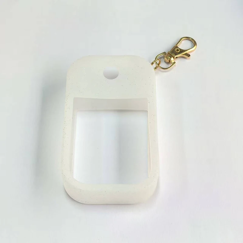 Étui en silicone accroché à un sac, contenant une solution hydroalcoolique Touchland 30ml.