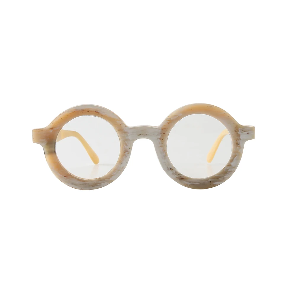 Questo paio di occhiali presenta un design a doppio ponte, con uno