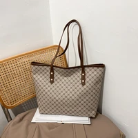 Sac à main vintage de luxe pour femme, imprimé monogramme, rivets, cuir PU, grande capacité, sac fourre-tout à fermeture éclair pour les trajets quotidiens 1