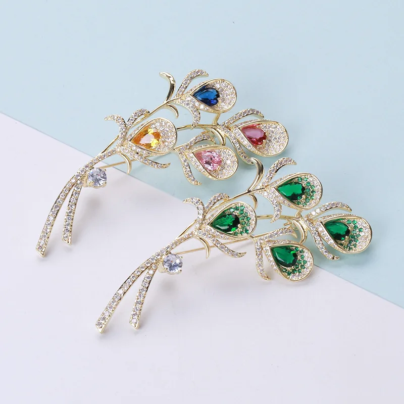 

2022 Fashion Green Crystal Peacock Feather Zircon Brooch Elegant Temperament Decoration Women Brooches Accessories Clothing Pins