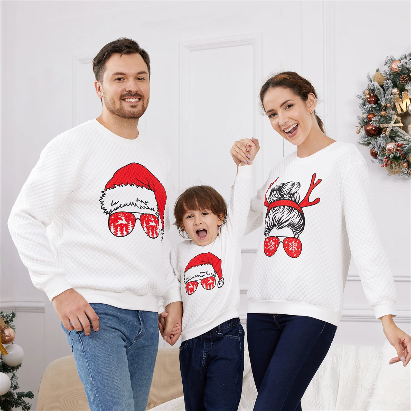 thumbnail image 4 of Sudadera con textura de manga larga a juego para toda la familia con estampado gráfico navideño de PatPat en color blanco, 4 of 5