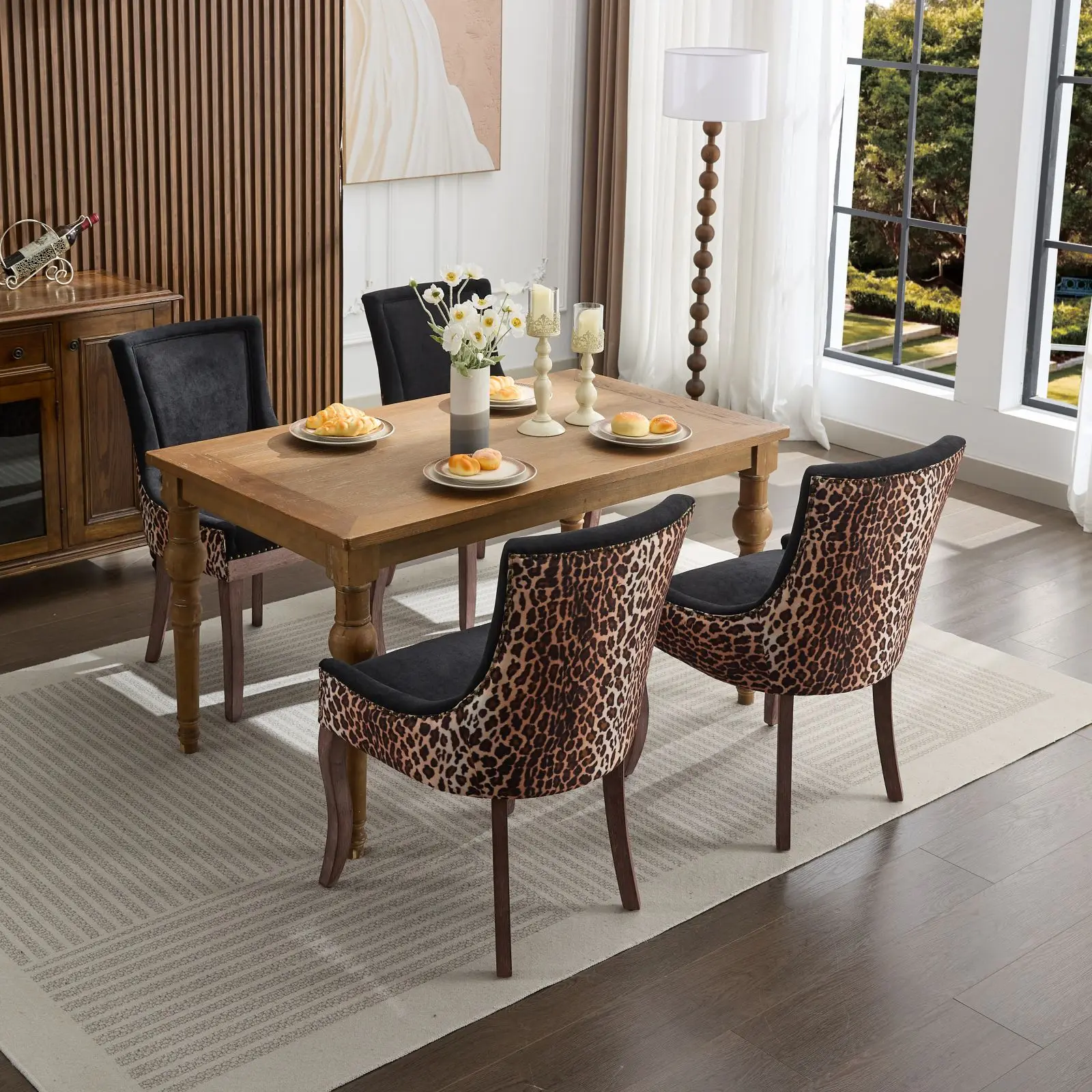Set mit 2 Esszimmerstühlen mit Leopardenmuster, dickem Stoff, neutralen Massivholzbeinen und bronzefarbenen Nagelkopfverzierungen – Detail 17