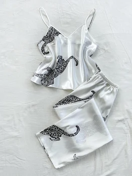 طقم بيجامة بنطال طويل مريح مكون من قطعتين برقبة على شكل حرف V وطبعة الفهد 3