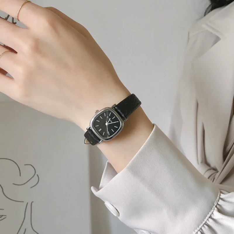 

Women's Simple Vintage Watches for Women Dial Wristwatch Leather Strap Wrist Watch High Quality Ladies Casual Bracelet Watches