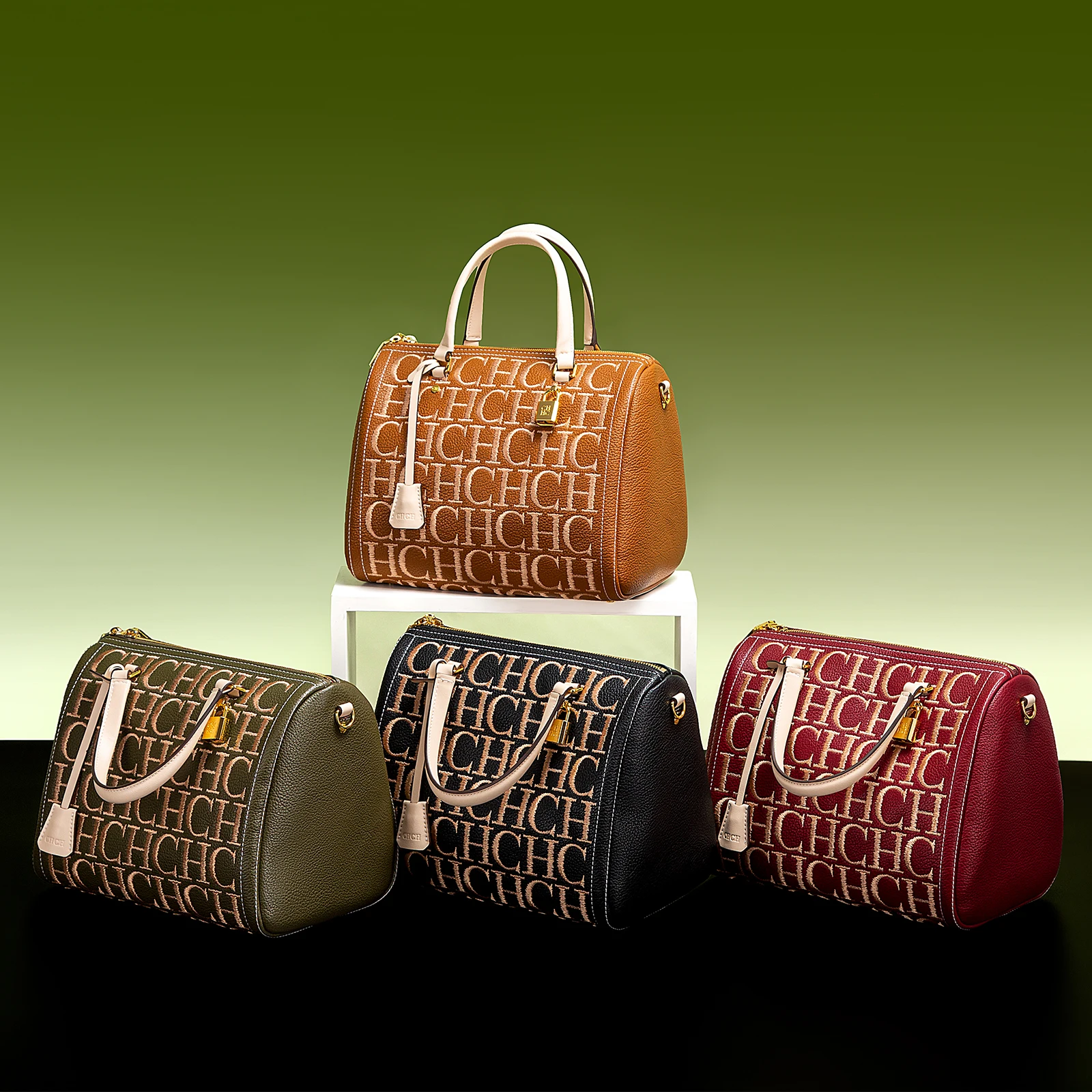 حقيبة كتف نسائية من تصميم CHCH، تتميز بتطريز حروف...