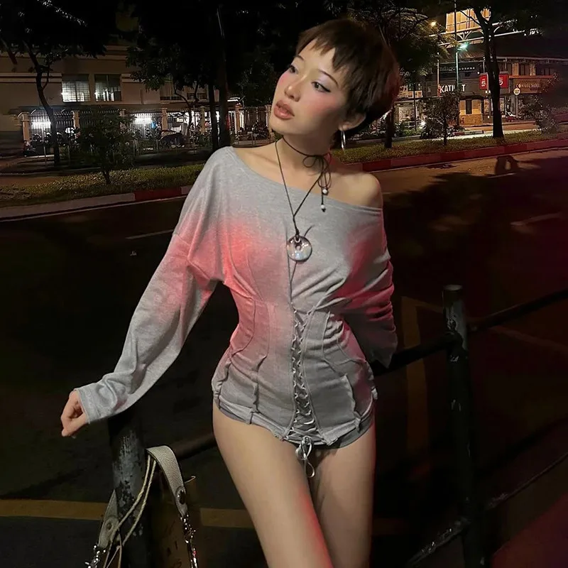 Sidevisning af off-shoulder top med lange ærmer