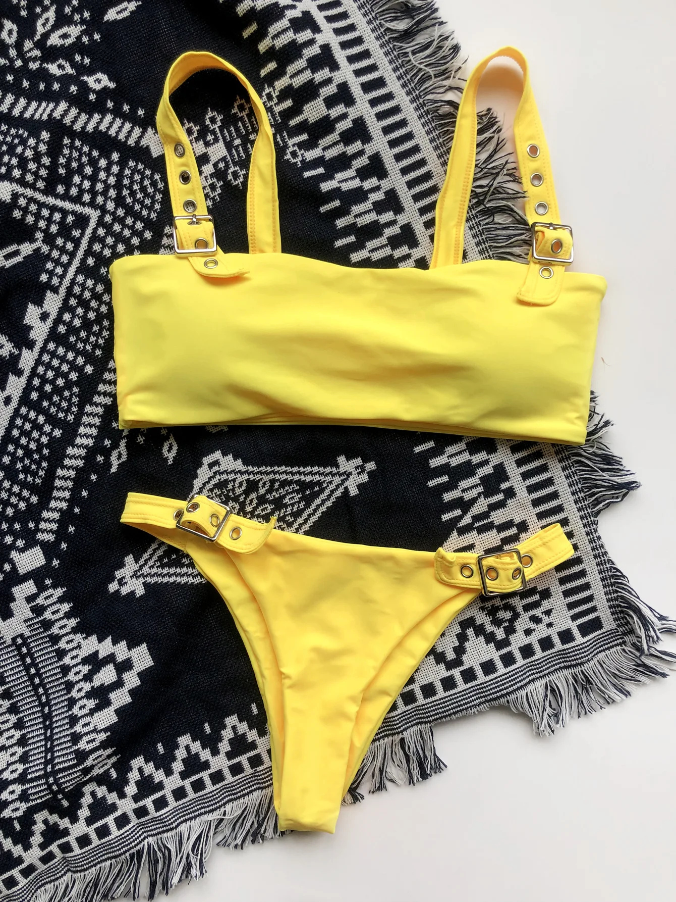 Бикини 2021 сексуальный желтый купальник с регулируемыми дырками и пряжкой