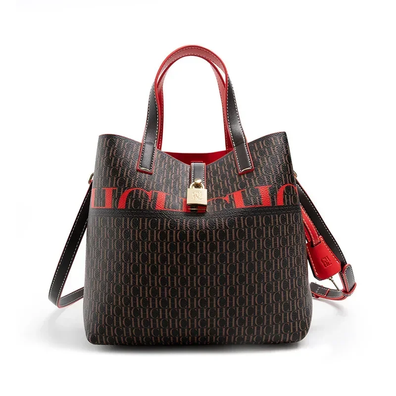 حقيبة كتف نسائية مميزة بطبعة أزهار، تتميز بسعة تخز...