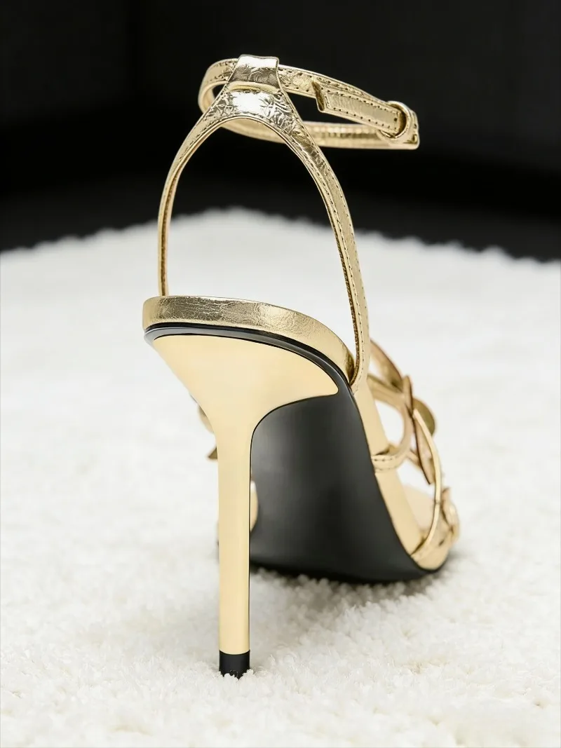 صندل كعب ذهبي برباط وتفاصيل ناعمة