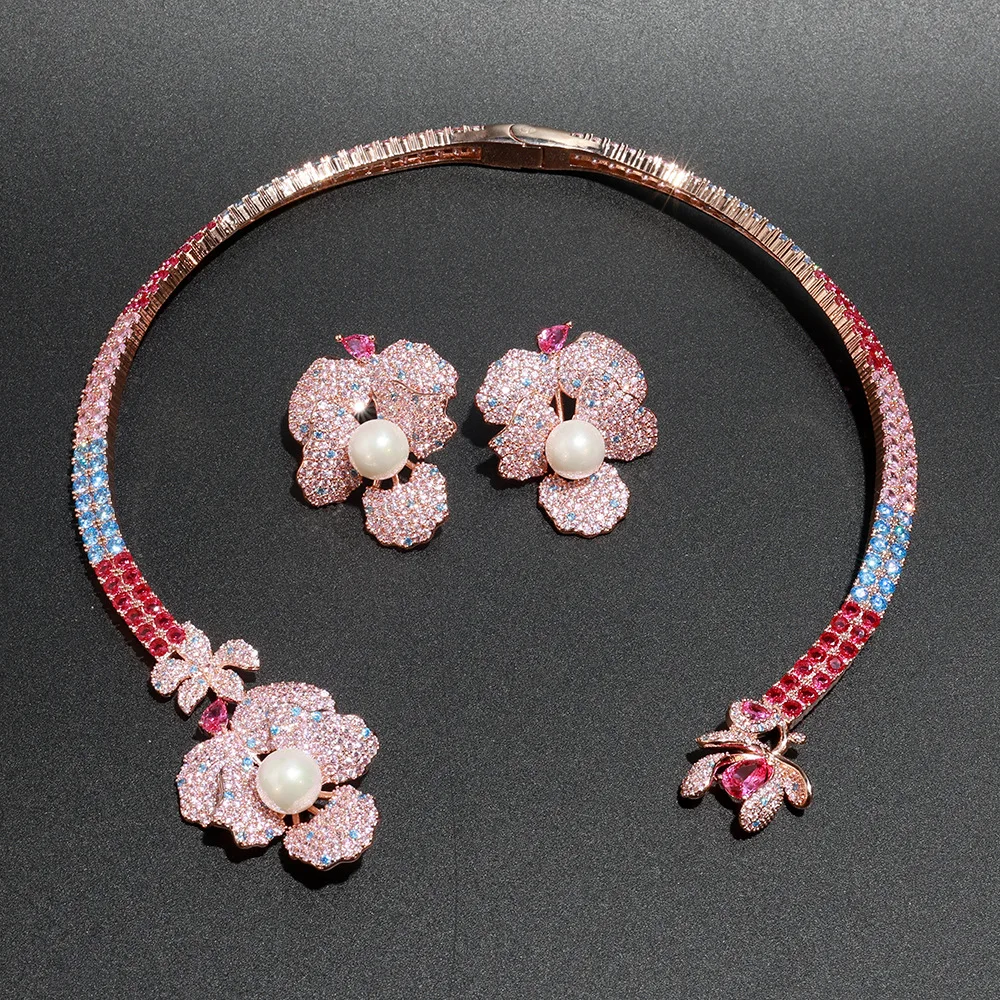 طقم مجوهرات فاخر بتصميم زهرة وردية مرصعة