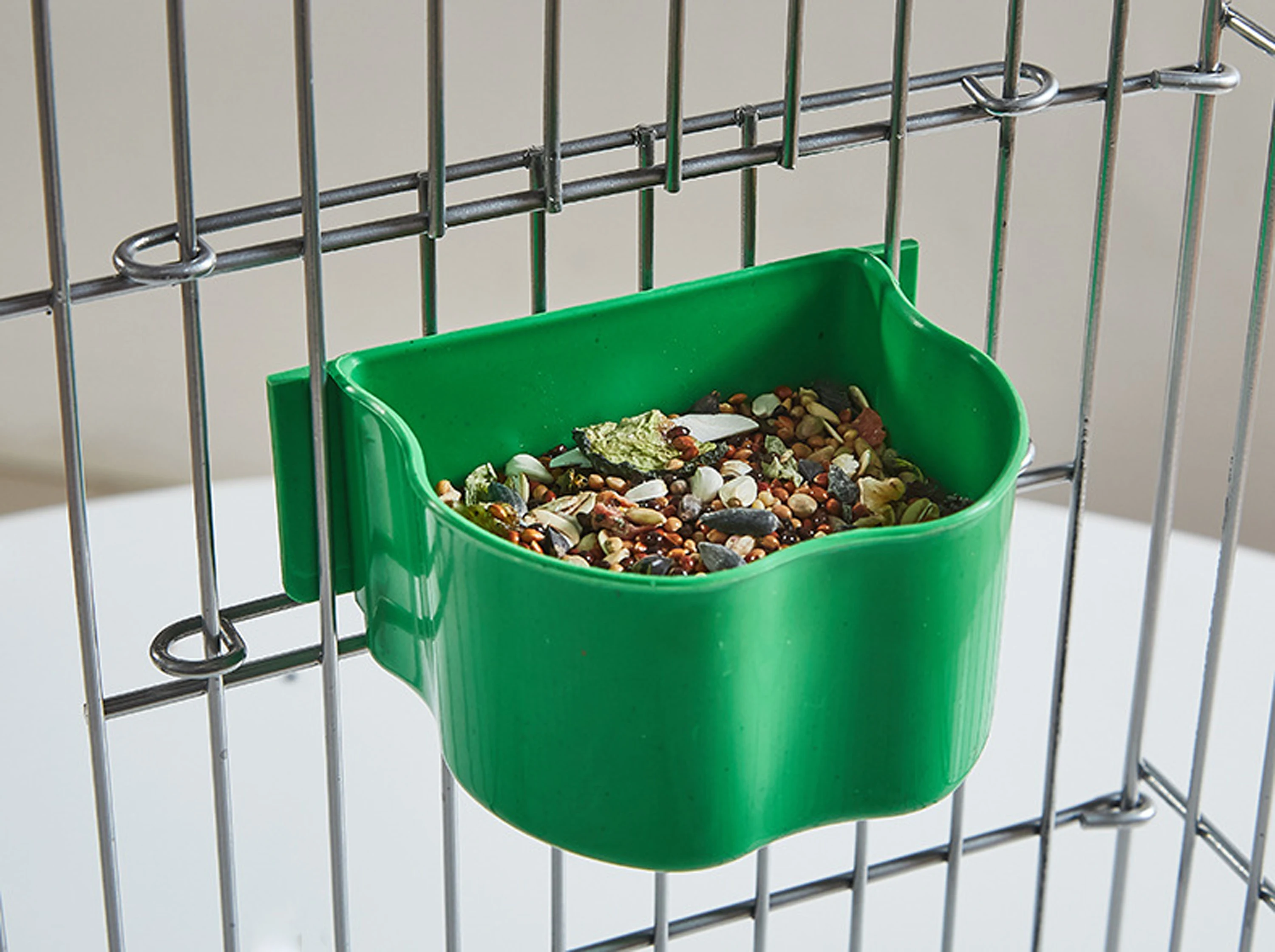 1 Pc Plastic Parrot Feeder Pet Bird Anti-fall Food Bowl Bird Cage Drinking Cup Feeding Box Small And Medium-sized Supplies bird feeder parrot feeder parrot feeding bowl bird water drinker pet water feeder