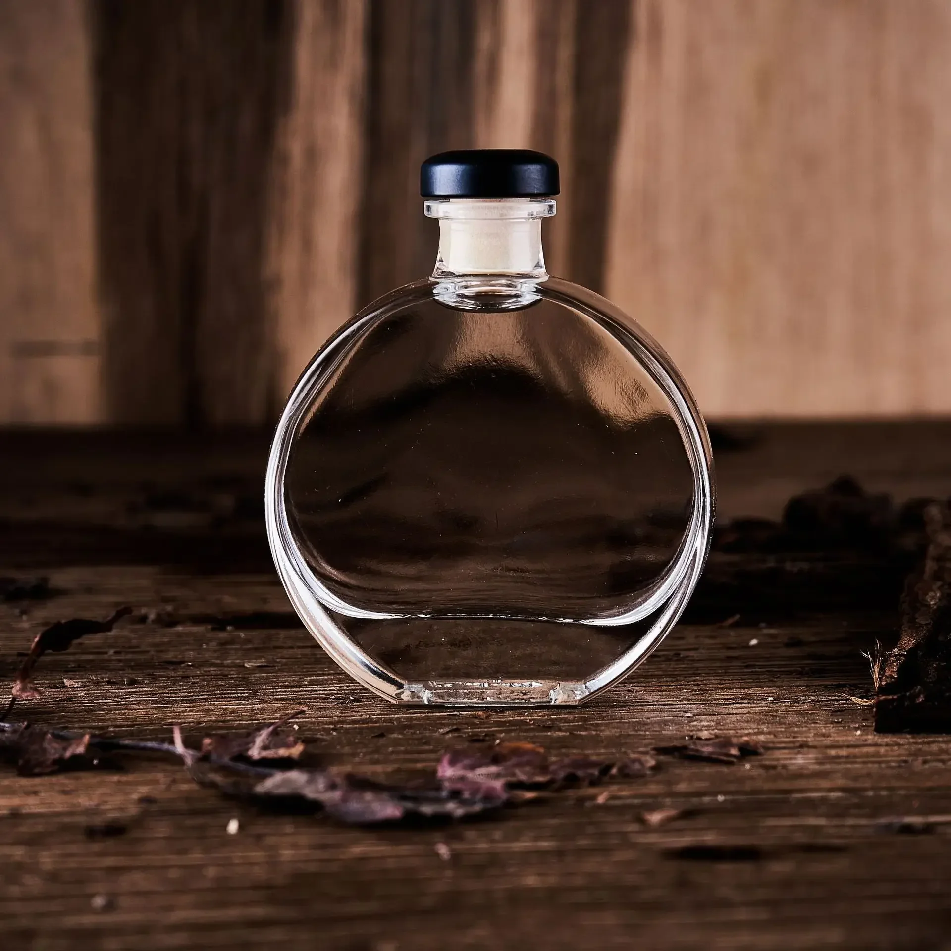 Round shaped mini 50ml outdoor easy carry lead-free glass whiskey decanter for Liquor Scotch Bourbon