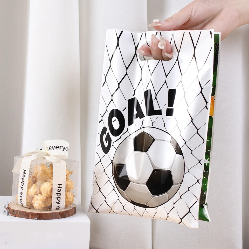 5 sacchetti per feste a tema calcio, inclusi fischietti e cartellini, festa di compleanno per bambini, sacchetti per dolcetti arbitro di calcio, decorazioni per feste a tema calciatore - Italia
