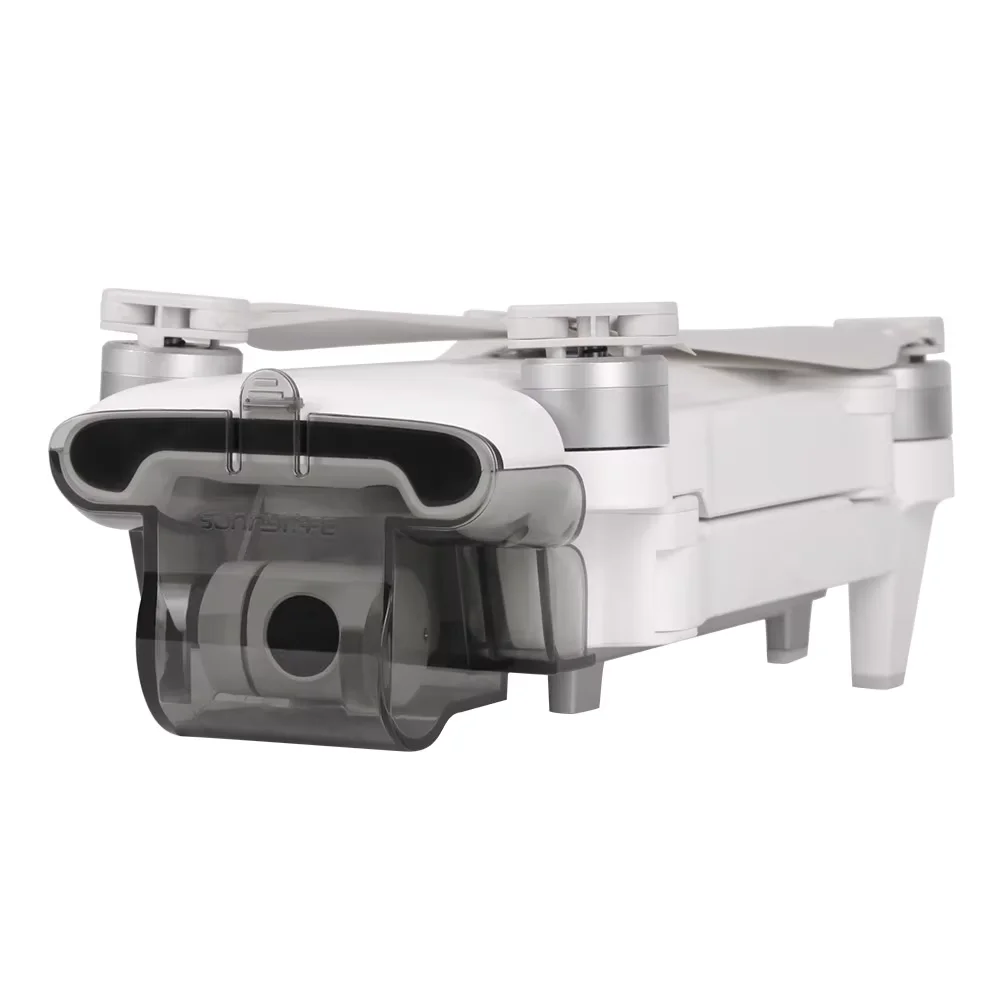 Installation du cache anti-poussière sur drone FIMI X8 Pro, protégeant le cardan pendant le transport.
