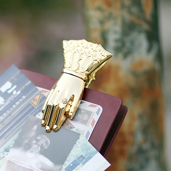 

Vintage Brass Clip Multifunctional Bookmark Hand-shaped Alloy Paper Clip Notebook Diary Decoration Journaling School Supplies