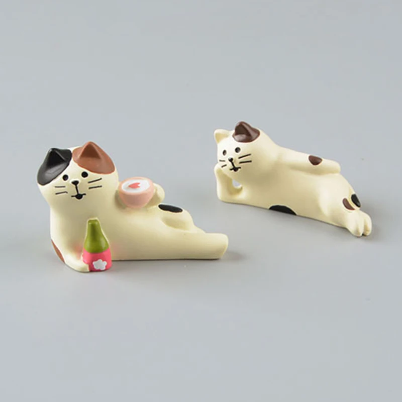 

Cute Cartoon Sakura Wine Cat Watch TV Model Mini Figures Resin Home Decor Accessories Desktop Figurine Decorations for Kids Toys