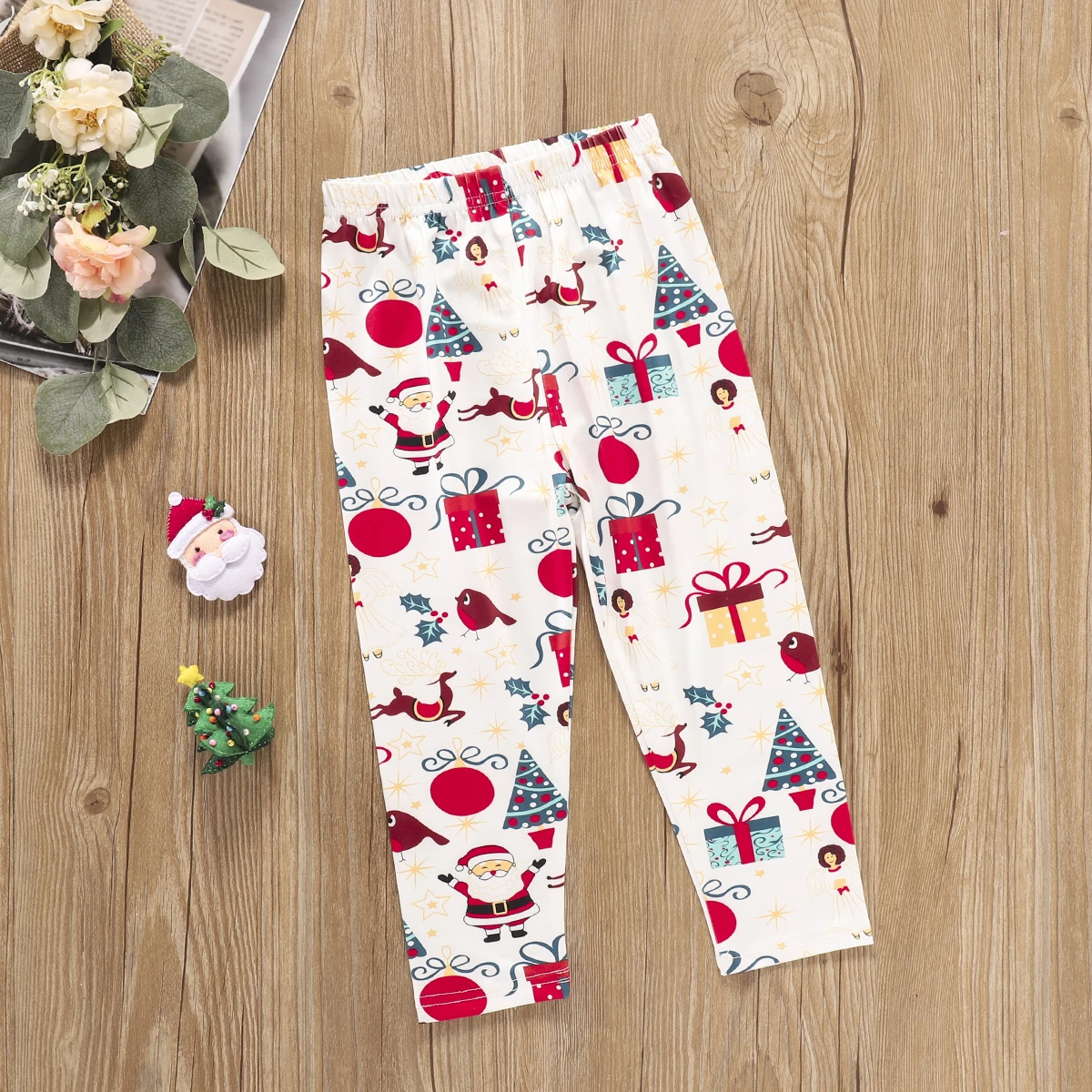 thumbnail image 4 of Conjunto de 3 piezas de ropa navideña para niña pequeña, dobladillo con volantes, mangas largas acampanadas, top rojo, conjunto con estampado de árbol de Navidad de Papá Noel, 4 of 5