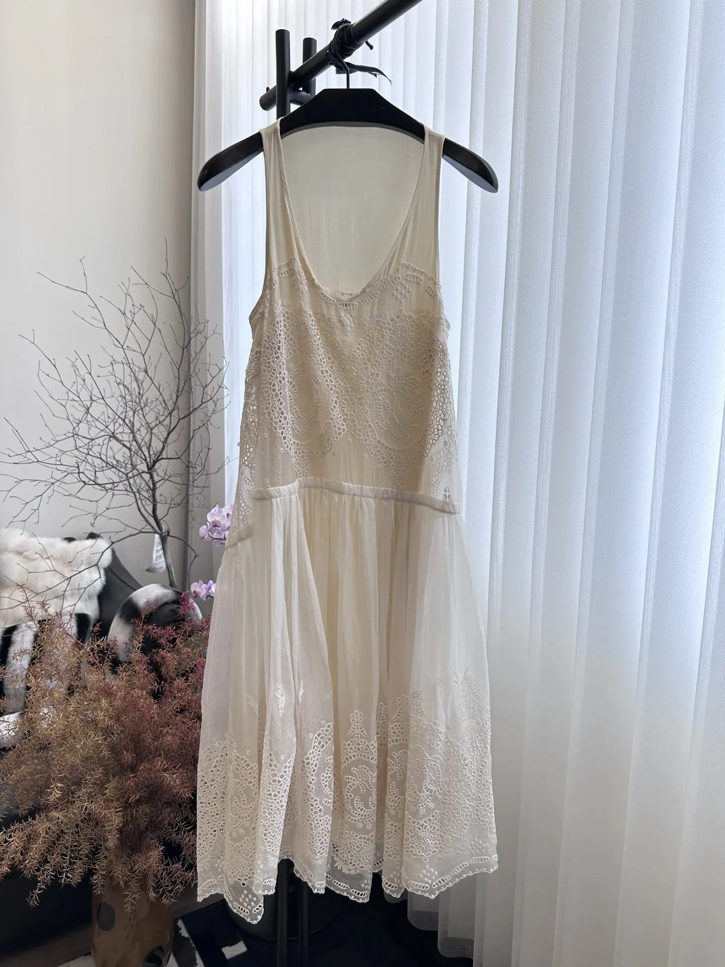 

The new embroidered hollow white sundress is casual and relaxed. Everyday vacations are fine