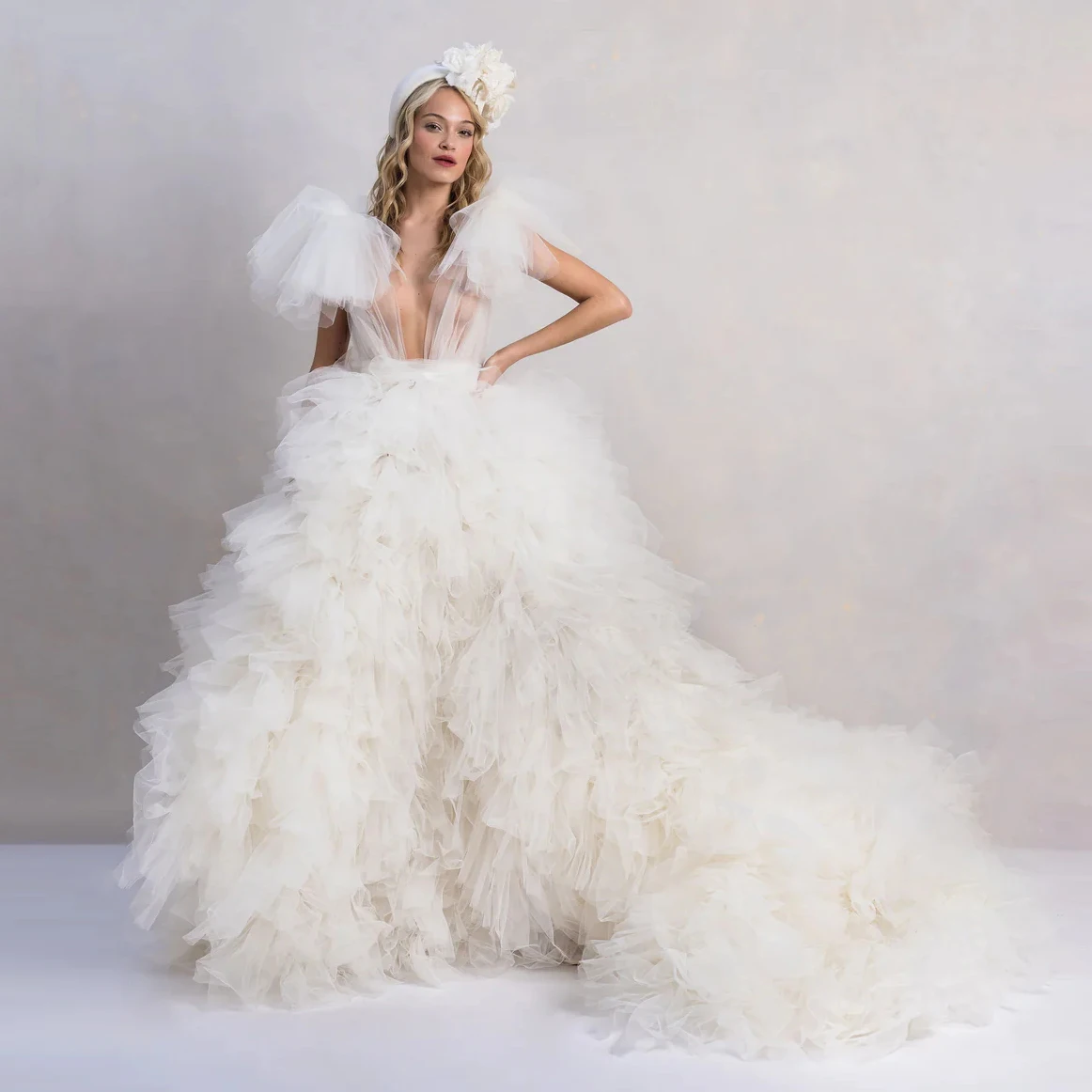 

Off White Puffy Tulle Ball Gown Bridal Dress Illusion V Neck Tiered Mesh Wedding Gown Bride Formal Dresses for Photoshoot Custom