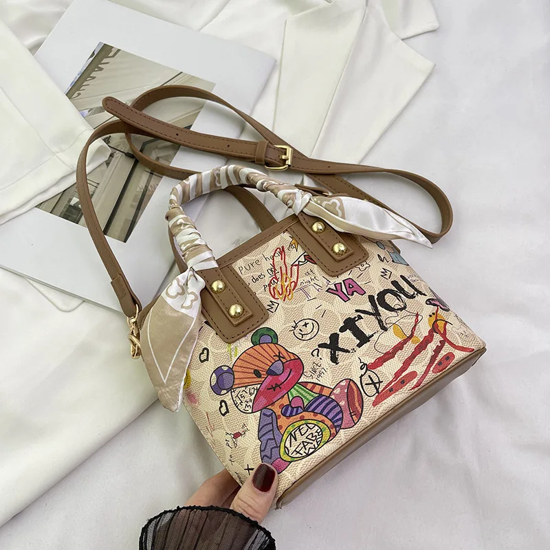 حقيبة يد عصرية بتصميم جرافيتي فني للنساء، تتميز بح...