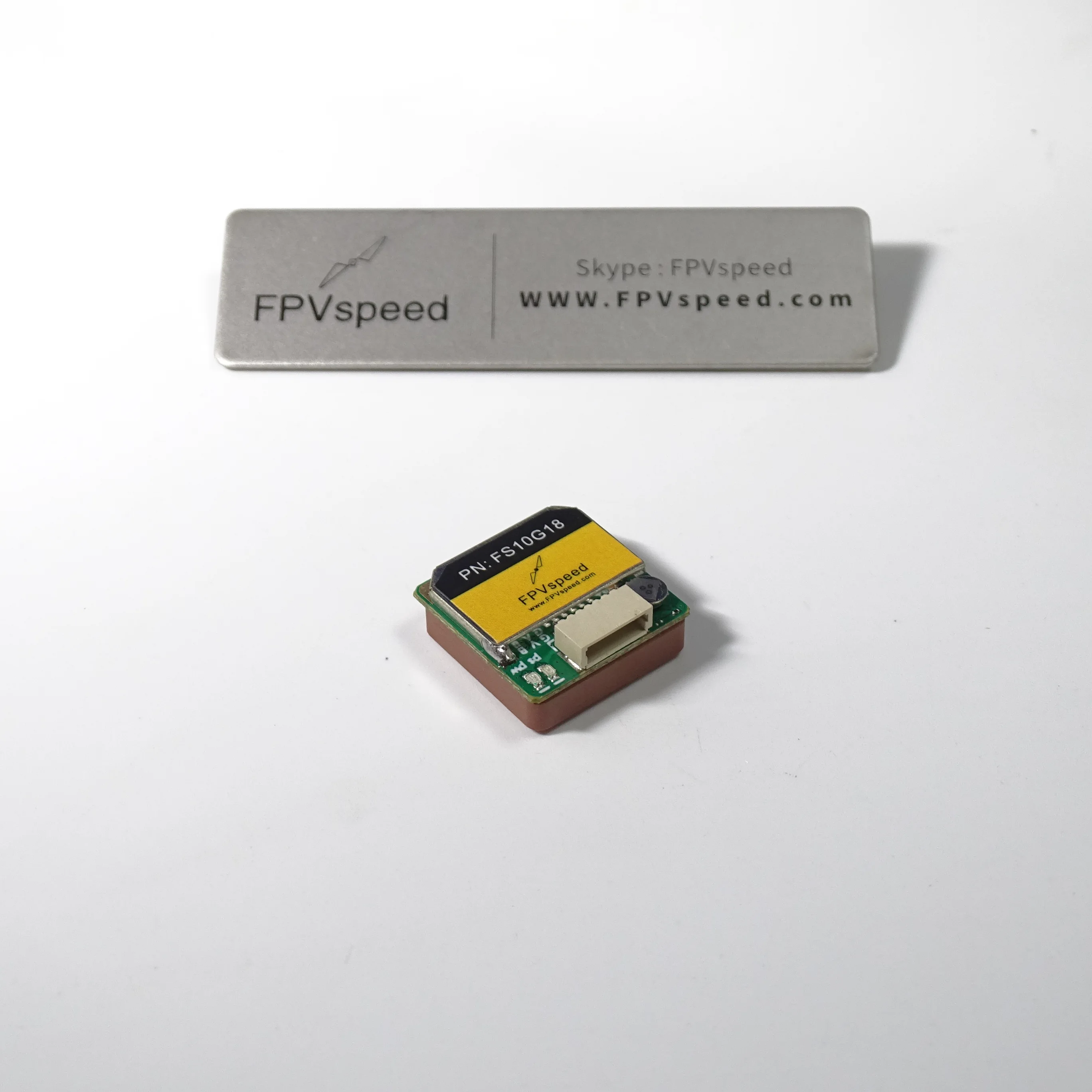 Module GPS FS10G18 GNSS Ublox pour Drone FPV fixé sur un cadre de drone, entouré de composants électroniques.