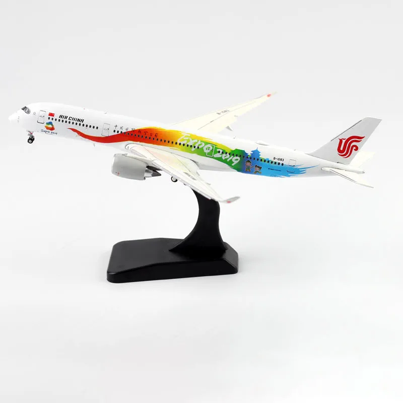 

Отлитый под давлением самолет из сплава и пластика в масштабе 1:400