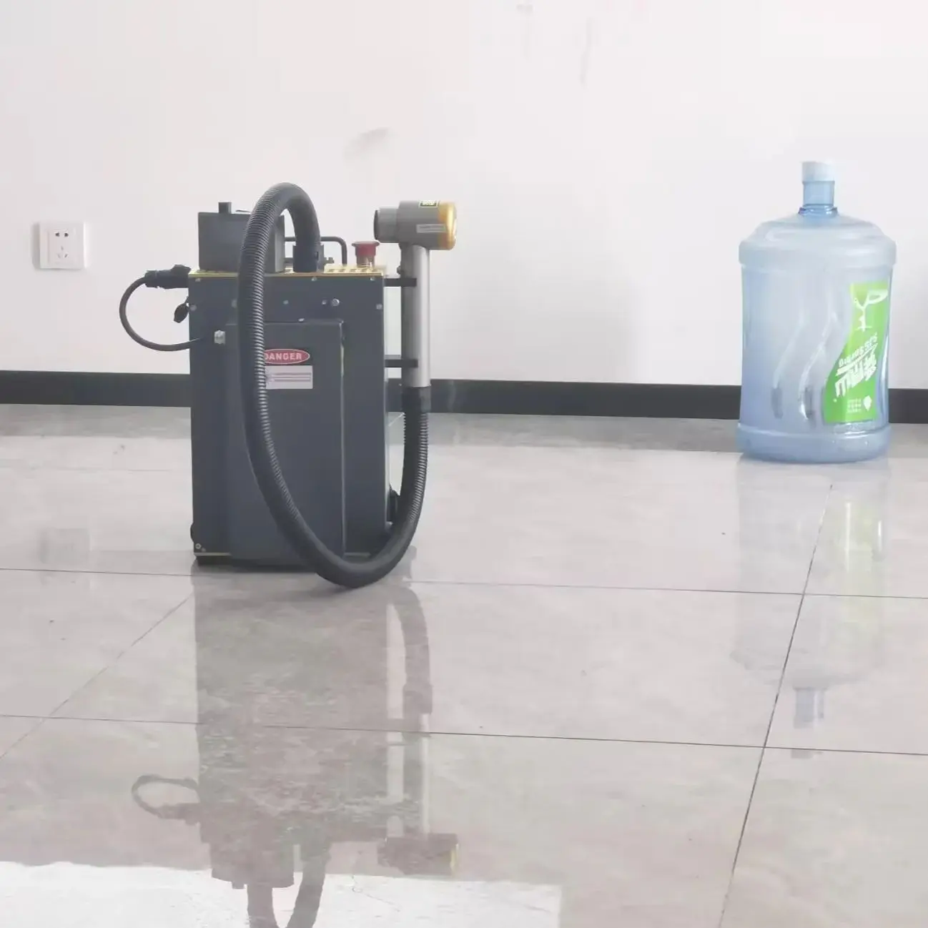 Backpack Handheld Pulse Laser Cleaning Machine 100W 200W 300W Portable Laser Cleaner 8 Waves for Rust Paint Oil Removal Wood 6