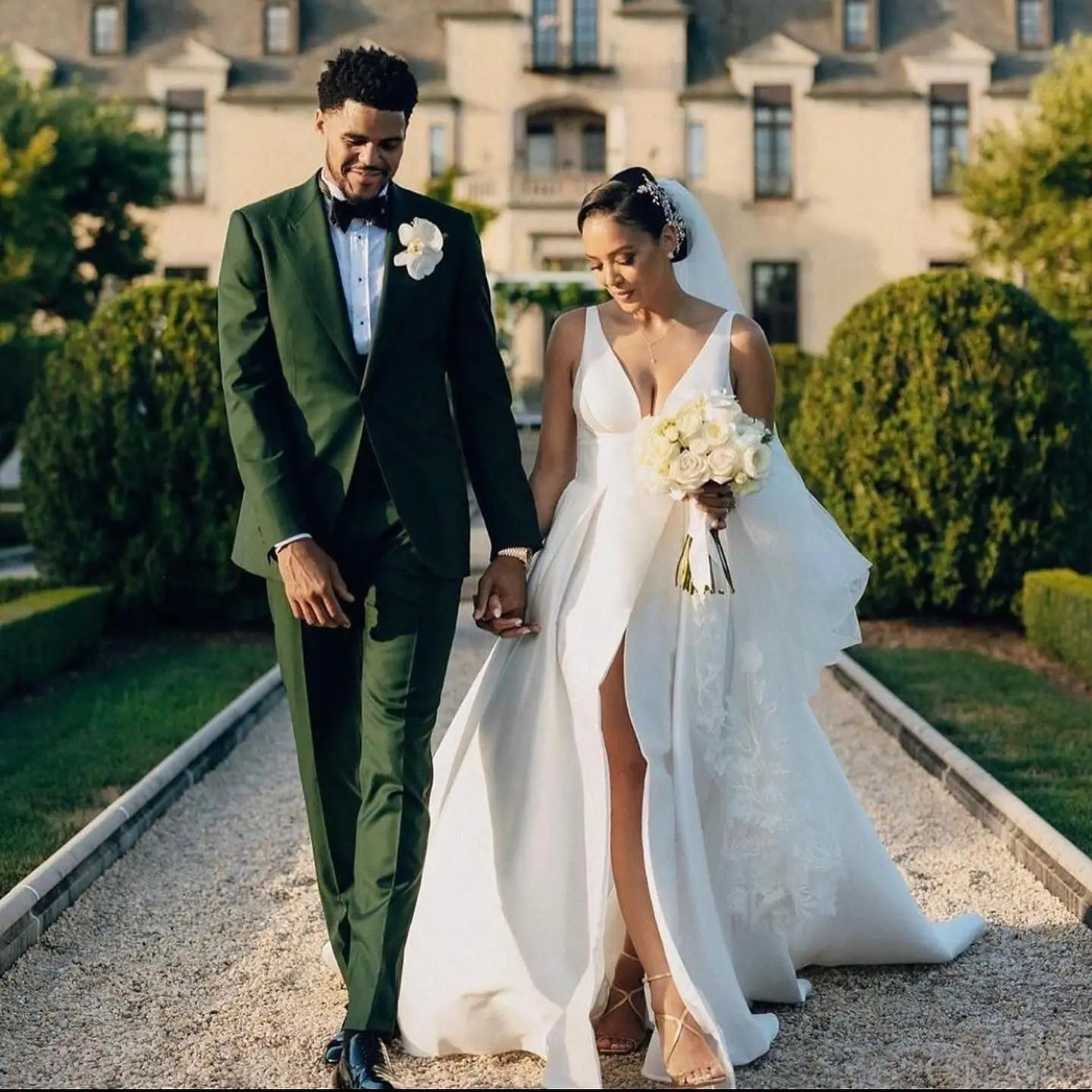 

Green New Arrival Suits For Men Wedding Party Wear Bridegroom Peak Lapel Formal Male Tuxedos Custom 3 Pieces Jacket+Pants+Vest