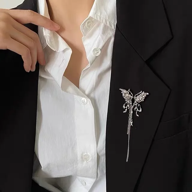 

Necklaces, earrings, bracelets, brooches, rings.（brooch）
