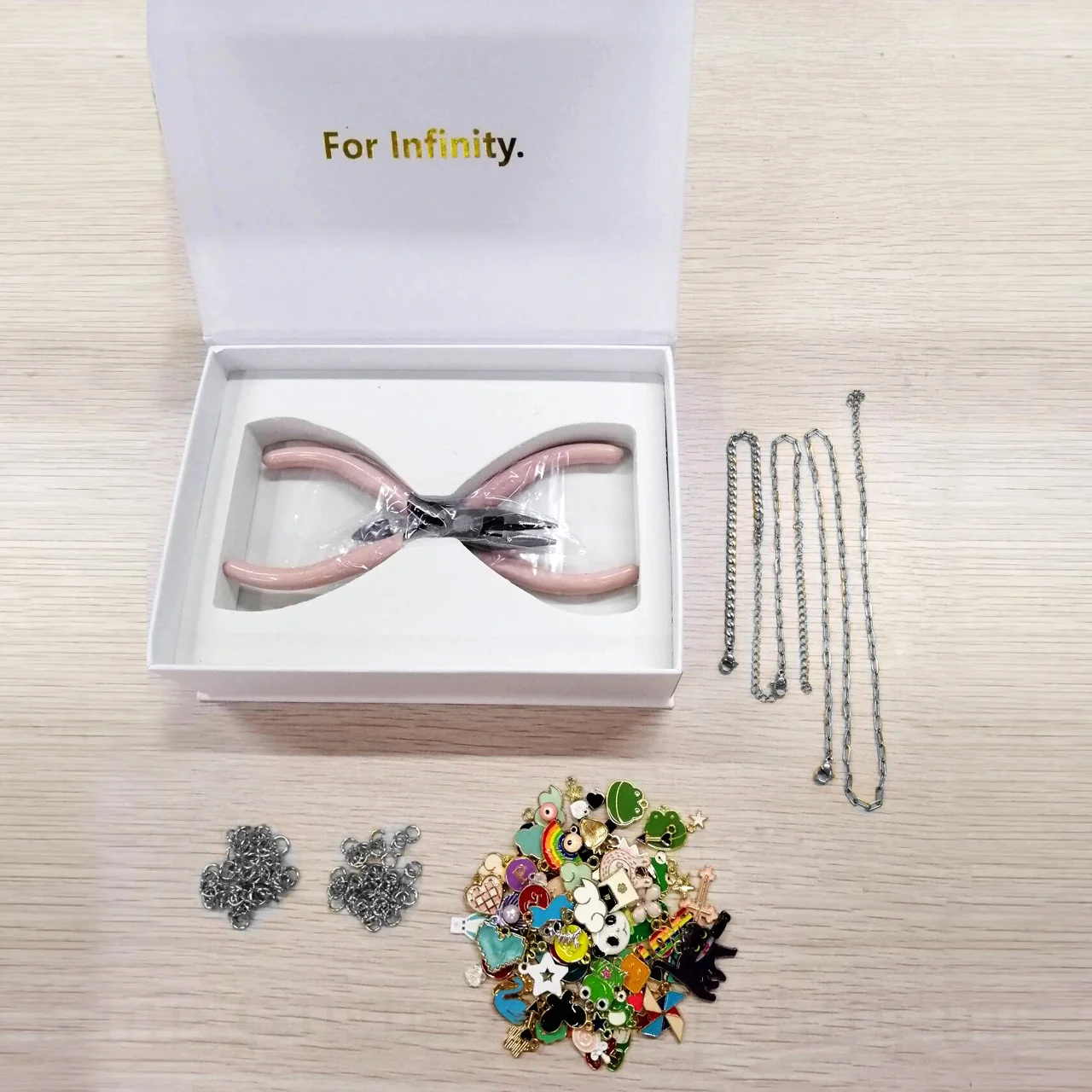 Le kit d'outils pour assembler vos bijoux, bricolage Créez votre propre charme parfait pour une créativité solitaire ou une nuit amusante avec des amis 3 Le kit d'outils pour assembler vos bijoux, bricolage Créez votre propre charme parfait pour une créativité solitaire ou une nuit amusante avec des amis 3