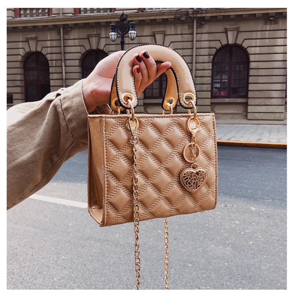 Women's Luxury Brand Patent Leather Diamond Lattice Top Handle Shoulder Lady Bag with Metal Chain Heart Decoration Zipper Pocket