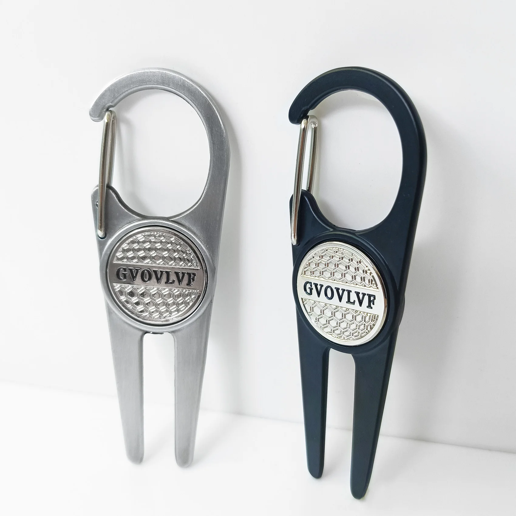 GVOVLVF Tragbares Golf-Pitchnabel-Reparaturwerkzeug, Pitch-Nut-Reiniger, Golf-Pitchfork mit mattem Effekt, silberfarben und schwarz, mit Golf-Markierungsverschluss – Detail 7