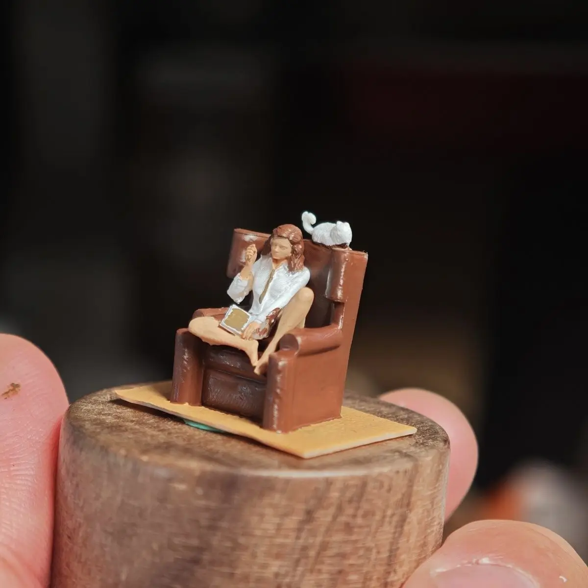 1/64 정적 소형 DIY 손으로 그린 ??수지 입상 소파 소녀 모델 디오라마