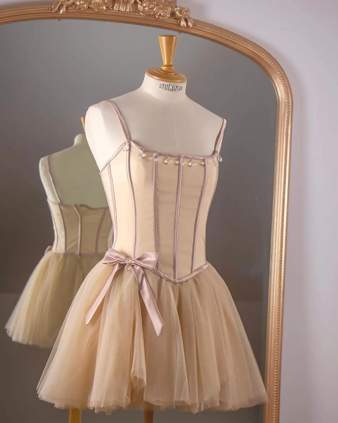 

Cute Champagne Corset Mini Prom Dress with Beaded Bow Spaghetti Straps Short A-line Cocktail Dresses for Women 2024