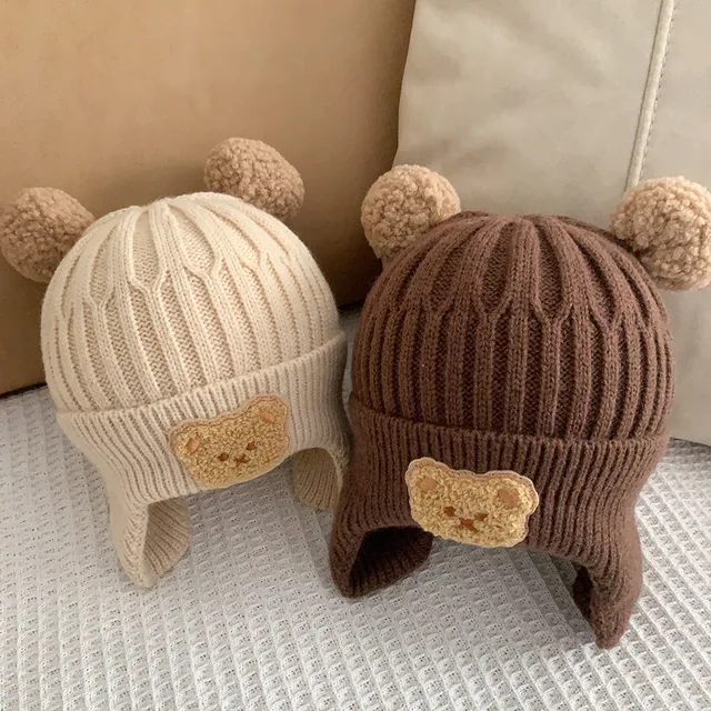 유아용 귀 보호 니트 모자는 겨울에 착용하기에 딱인 만화 곰 비니 모자입니다.