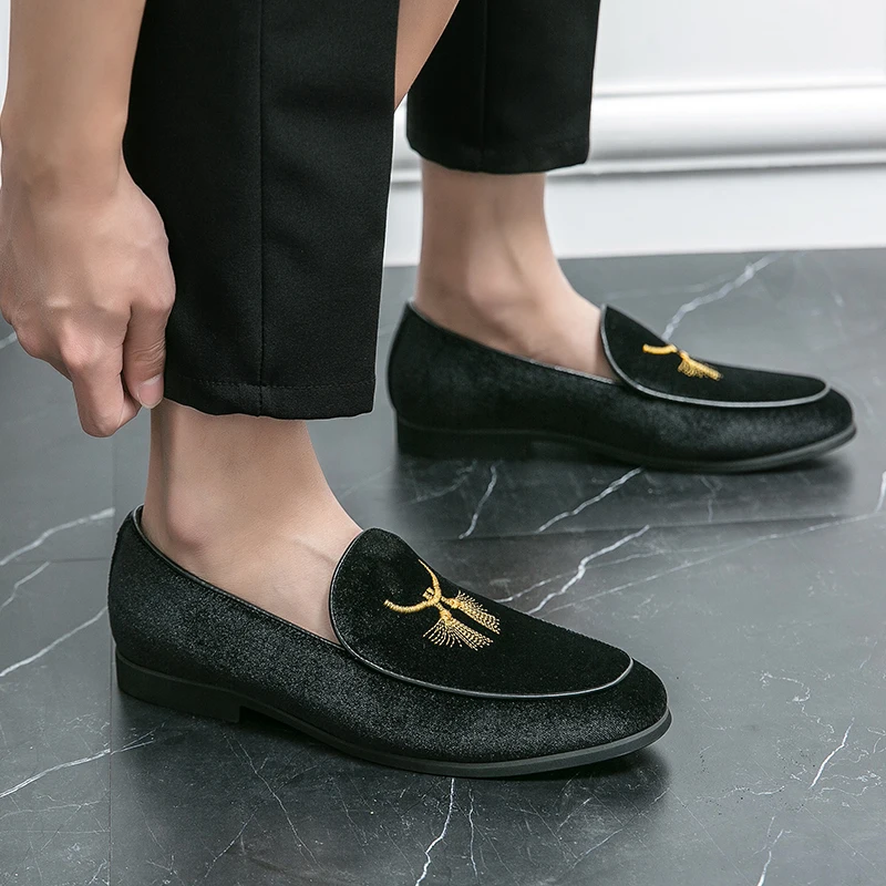 

2023 New Men Casual Fashion Men Shoes Men Loafers Moccasins Slip on Men's Flats Male Driving Shoes Suede Luxury Pointed Flats
