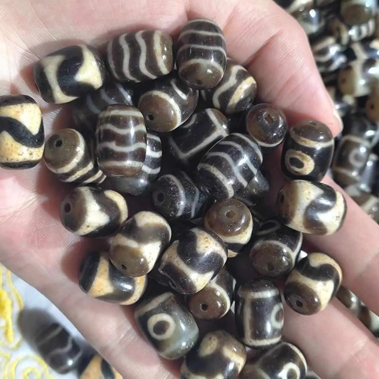 

1pcs/lot Natural Agate Dzi weathered pattern brownish white delicate luster various pattern jewelry accessory amulet folk-custom