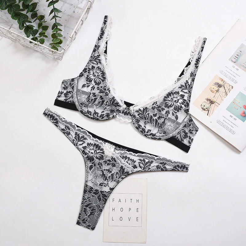 Нижнее белье с глубоким V-образным вырезом и цветочной вышивкой |