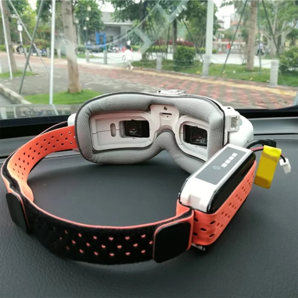 Paire de coussinets en mousse pour Fatshark, bleus, posés à côté d'une télécommande FPV, prêts à être installés.