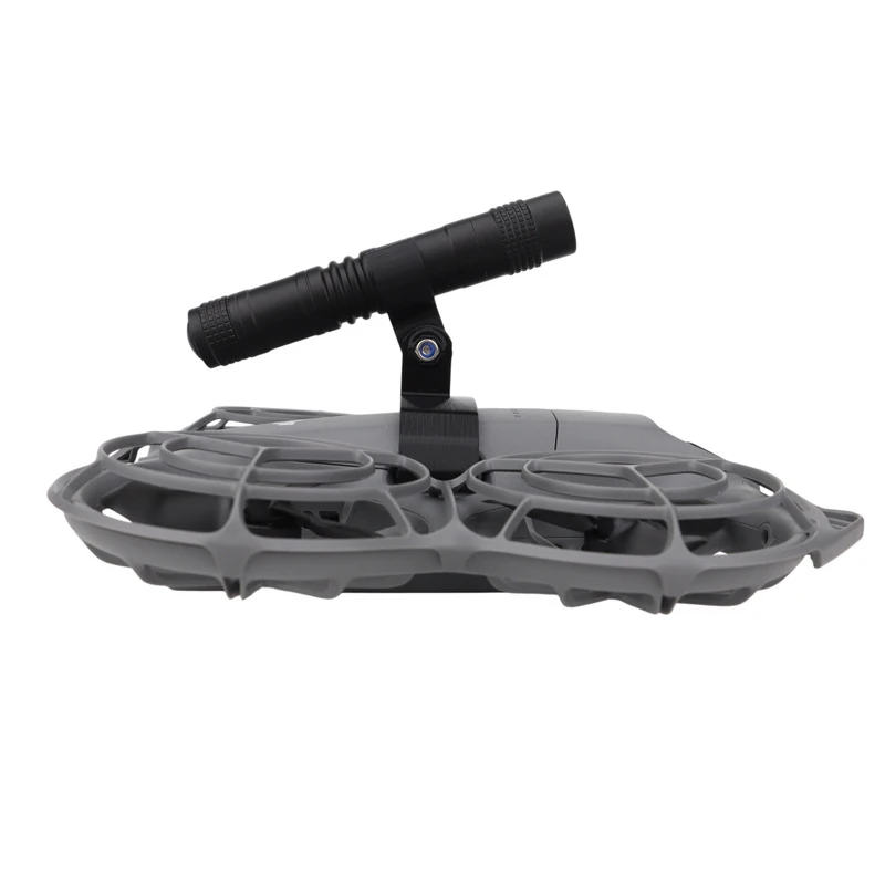 Drone Neo 2 en vol de nuit avec le projecteur avant LED allumé, acheté avec support de montage.