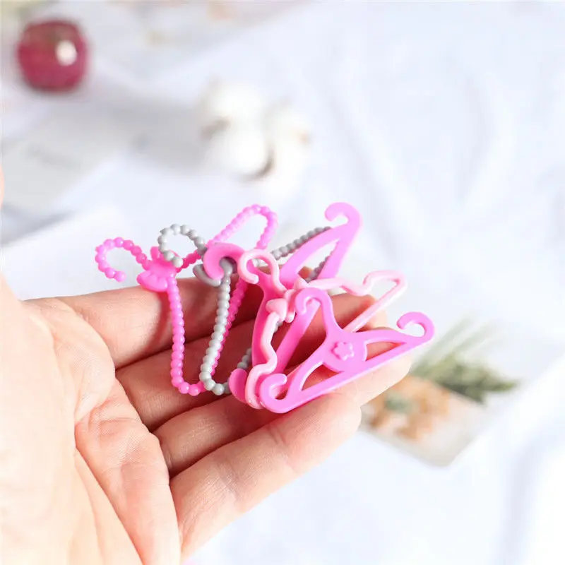 

20 Pcs /Lot Pink Mix Style Dolls Hangers Dress Clothes Holder Cute Accessories for Barbie Doll 12'' Pretend Play Girls Toys