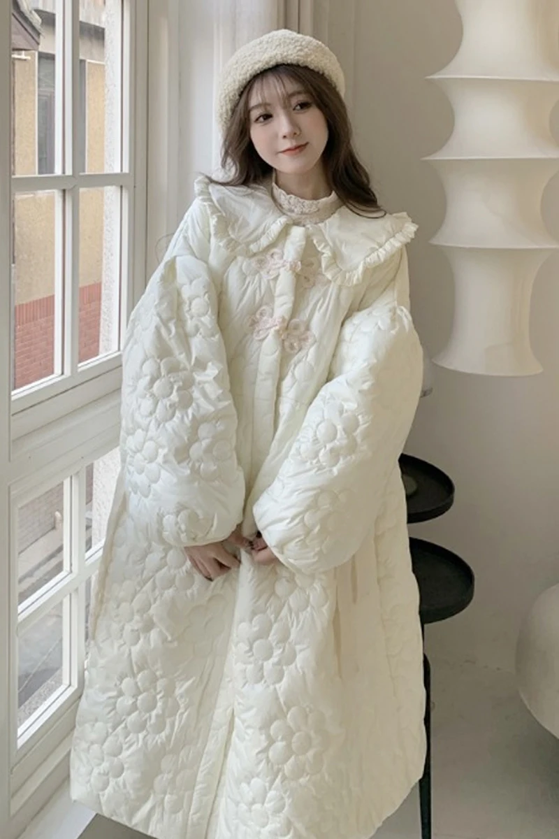 花柄の白いロングコート,ミドル丈のシングルブレスト,シンプルな