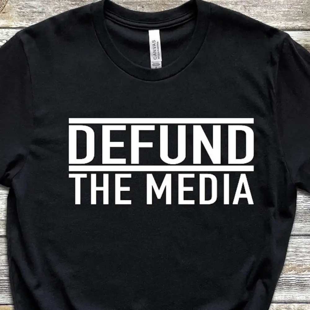 Забавная футболка с надписью на него или ее поддельные новости, политический протест