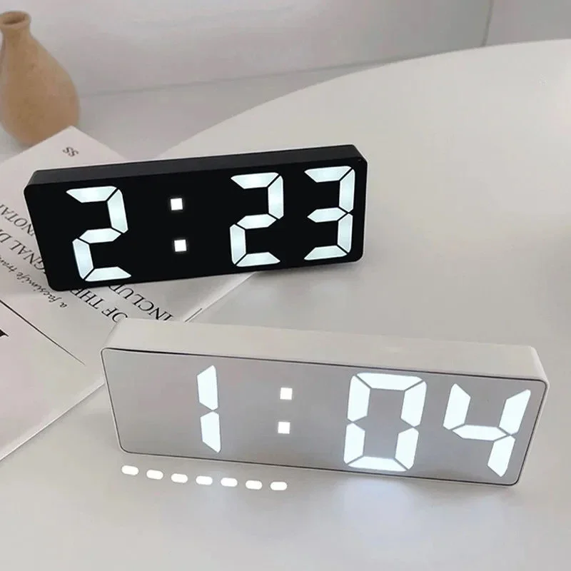 Sveglia digitale con porta di ricarica USB sveglia per camera da letto specchio per trucco sveglia da viaggio orologio scrivania decorazione bianca | Leroy Merlin