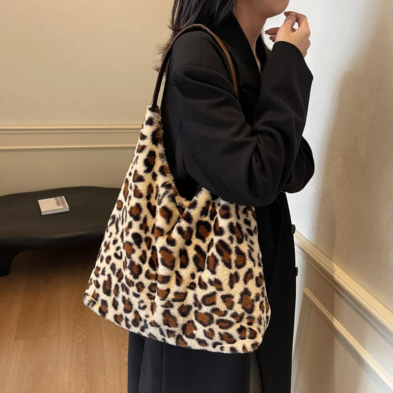 Women Plush Leopard Shoulder Bag Vintage Tote Handbag Large Capacity Chic Hobo Bag Fluffy Slouchy Tote Bag Simple Commuting Bag