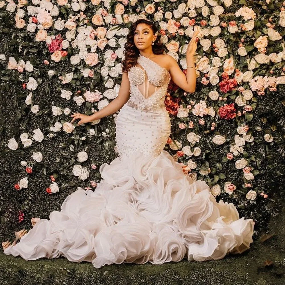 

Major Pearls Mermaid Wedding Dresses One Shoulder Exposed Borning Ruffles Bottom Extra Puffy Plus Size Bridal Dress