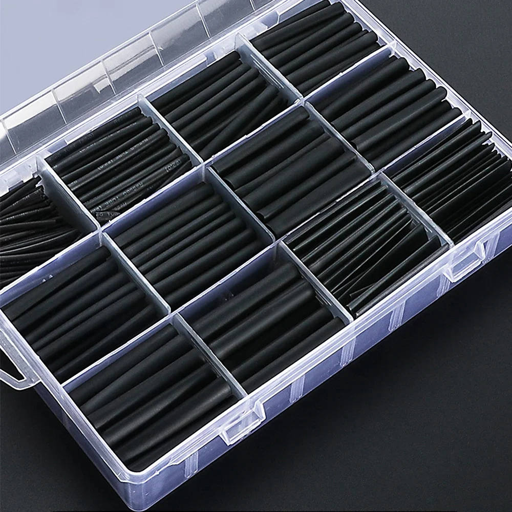 Gaine thermorétractable appliquée sur un fil électrique après chauffage, isolation parfaite visible, kit 1300 pièces.