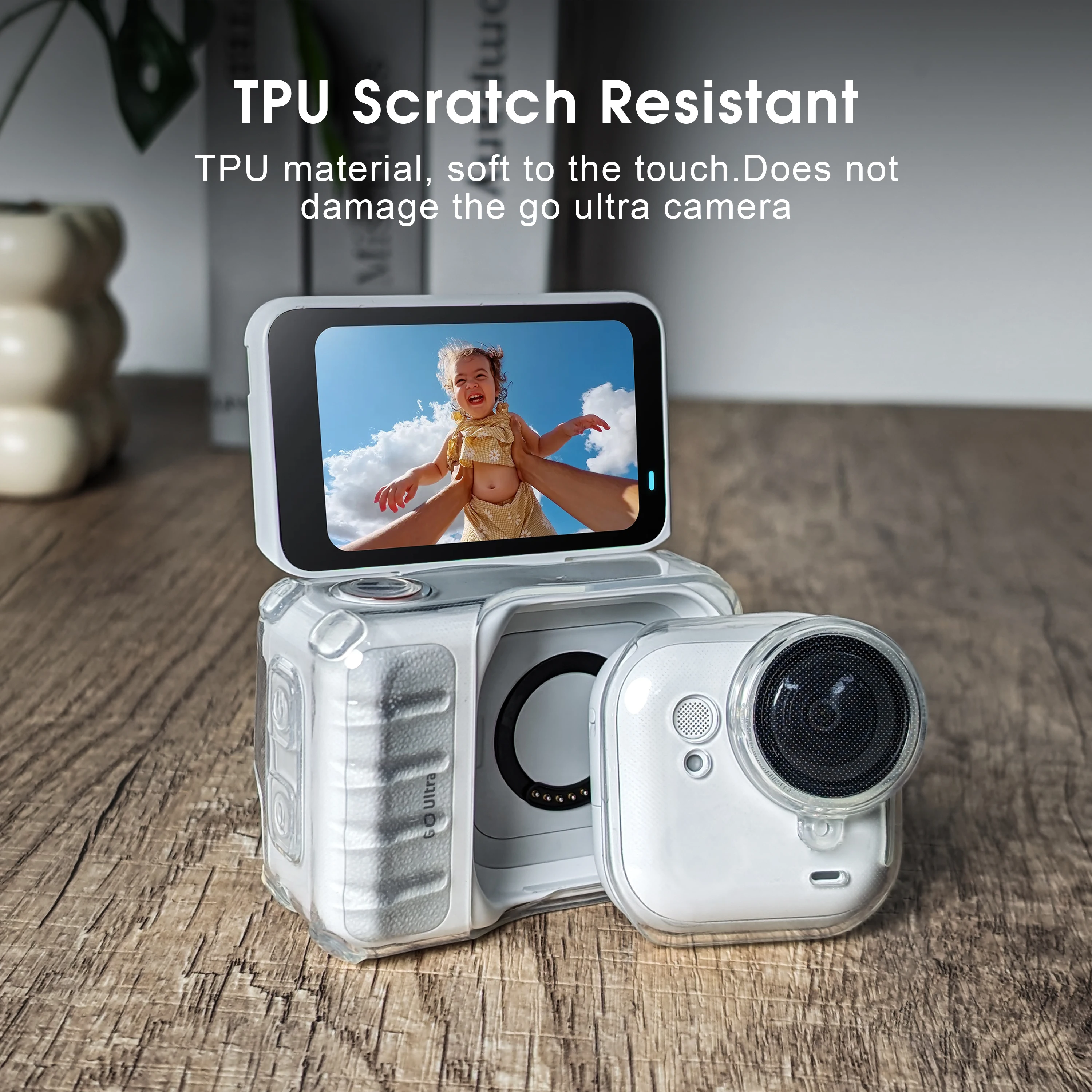 Insta360 GO posé à côté de son étui TPU transparent anti-rayures, démonstration de la protection